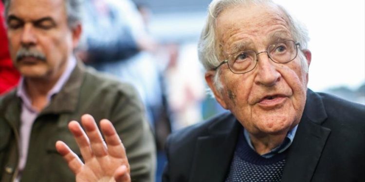 Noam Chomky y 70 intelectuales se pronuncian contra el golpe de estado en Venezuela: