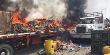 Opositores queman gandola de Ayuda Humanitaria en territorio colombiano