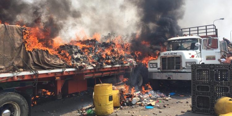 Opositores queman gandola de Ayuda Humanitaria en territorio colombiano