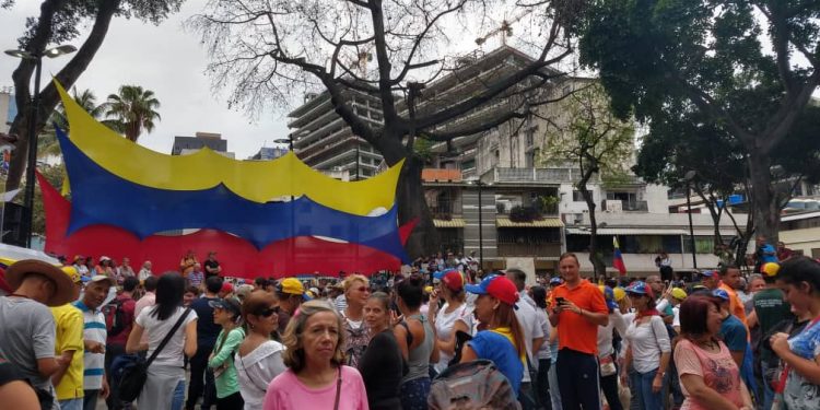 Violencia y mentira hace desparecer a la oposición