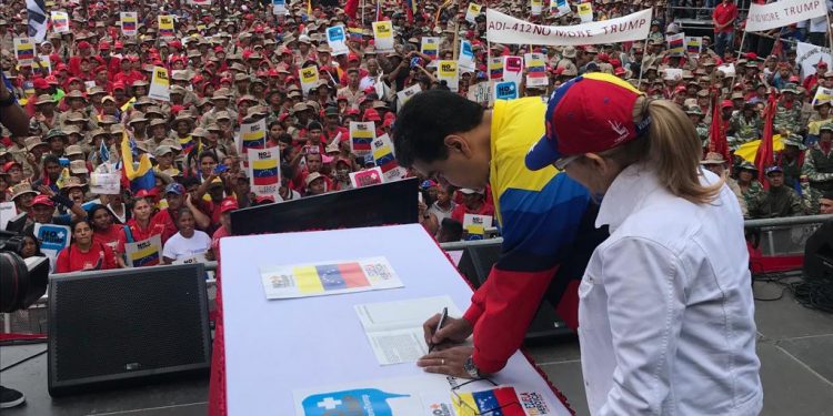Con firmas y marcha pueblo venezolano dijo #NoMoreTrump