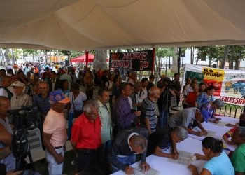 Pueblo firma por amor y defensa de la patria