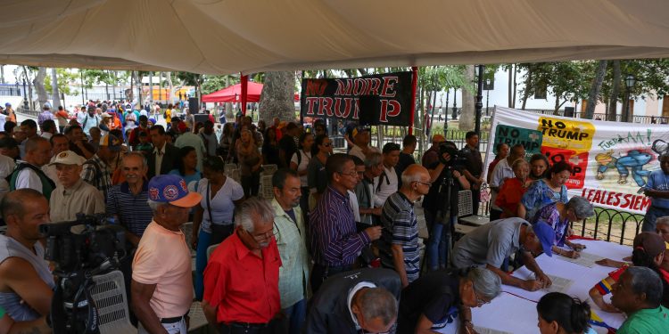 Pueblo firma por amor y defensa de la patria