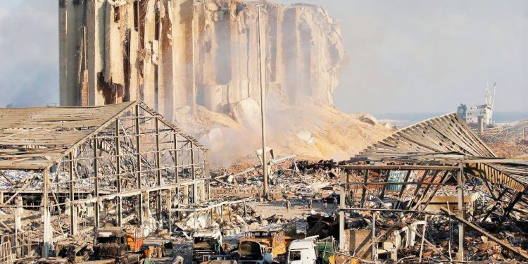 Entre aplausos, vacunas, presos, reyes fugados y bombas