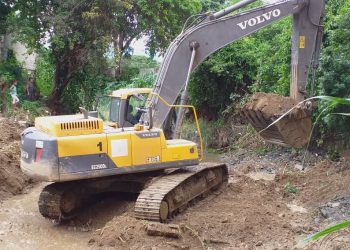 Maquinaria pesada tipo jumbo realiza el dragado de la quebrada de Cúa a la altura de residencias Barcelona