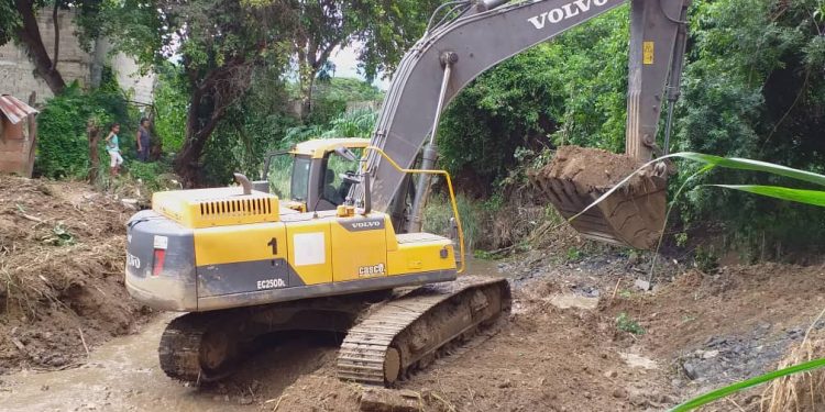 Maquinaria pesada tipo jumbo realiza el dragado de la quebrada de Cúa a la altura de residencias Barcelona