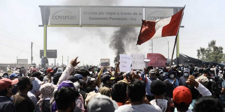 Perú se enciende contra el sistema «corrupto y asesino»
