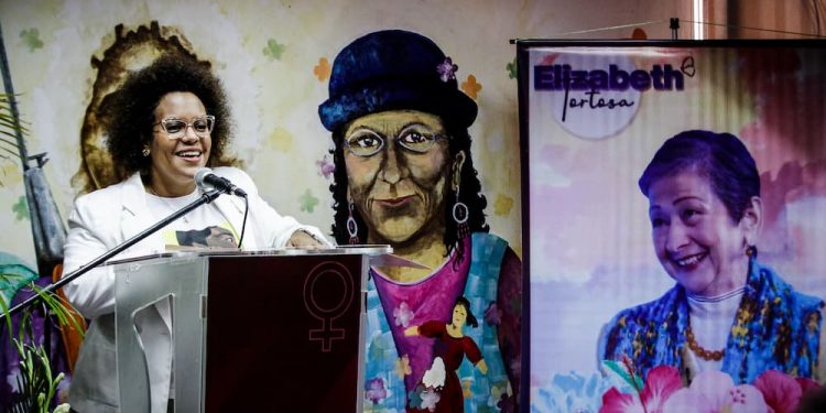 Elizabeth Tortosa homenajeada en galería Heroína de Venezuela + Fotos
