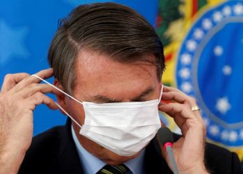 Bolsonaro con tapabocas mal puesto