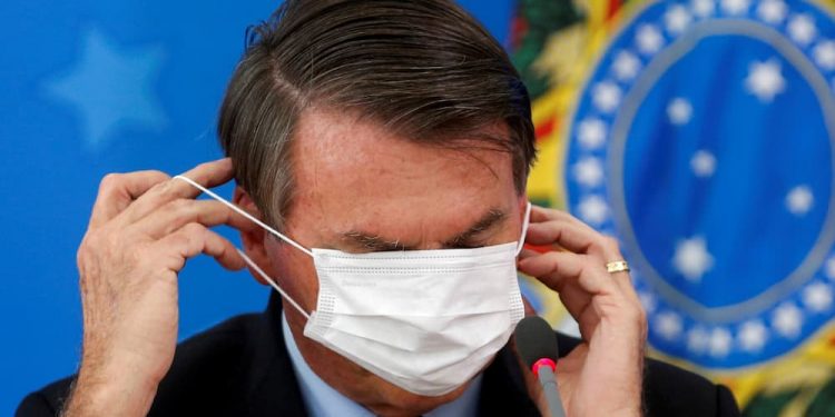 Bolsonaro con tapabocas mal puesto