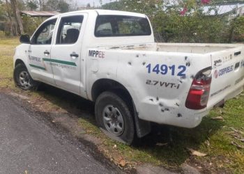 Vehículo de Corpoelec atacado en Apure