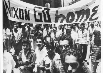 Manifestantes contra Nixon