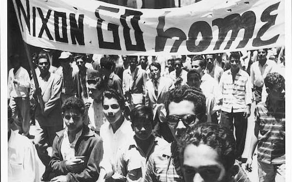 Manifestantes contra Nixon