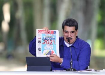 Presidente presentando periódico Cuatro F