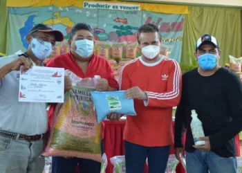 Campesinos-y-consejos-comunales-reciben-los-insumos-para-el-cultivo-de-maíz