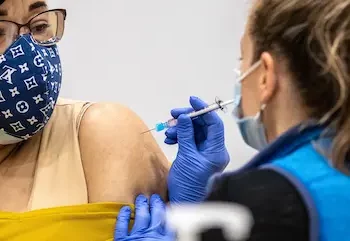 En la nota de prensa, dice que "Sputnik V ha establecido acuerdos de producción con fabricantes de 14 países y duplicará su capacidad en septiembre gracias a la asociación con grandes firmas