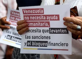 Contra Venezuela, los bancos y organismos internacionales subordinados a Estados Unidos han ido aún más lejos, aplicando el mecanismo de “sobrecumplimiento”, en particular en lo que se refiere a los fondos destinados a la compra de vacunas