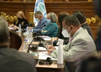 La comunidad internacional, adherida a estos principios fundamentales de Derecho Internacional Público, debe acatar el mandato soberano del pueblo de Venezuela, respetar la institucionalidad vigente y abogar para que cesen las agresiones contra el país