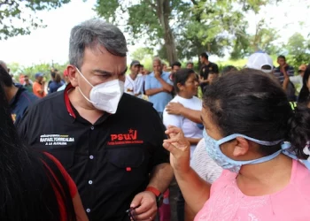 El candidato del GPP-SB Rafael Torrealba junto al pueblo