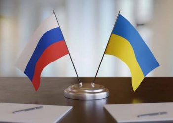 Las banderas de Rusia y Ucrania sobre la mesa en signo de negociación