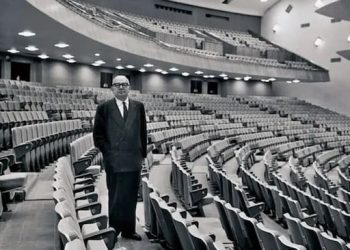 Carlos-Raúl-Villanueva-en-el-aula-magna-de-la-UCV-patrimonio-de-la-humanidad-Unesco-desde-el-año-2000.-Foto-P.-Gasparini-en-mincigob