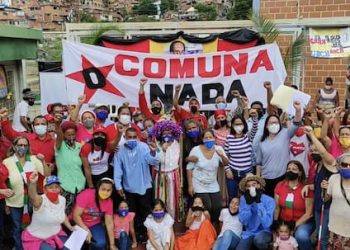 Entendemos a los artistas y cultores, entonces, como una comuna imaginaria. Esta noción que parecería tener un énfasis lúdico o metafórico, se refiere además a las responsabilidades de los artistas y cultores con ese imaginario, a la vez de los compromisos de sensibilización y formación que asumen en esta nueva realidad con su comunidad local y con el país