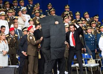 La batalla en el campo de lo simbólico es parte de la estrategia del "caos controlado", que pretende sembrar el desconcierto en las fuerzas populares, dentro y fuera del país: especialmente entre aquellos sectores de izquierda que, en los países capitalistas, son inducidos por los aparatos de propaganda para seguir falsas banderas