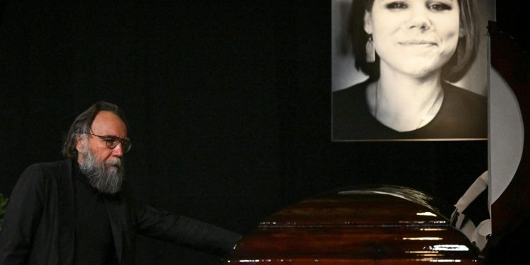 “Un crimen vil y cruel acabó con la vida de Daria Dúguina, una persona brillante y talentosa con un verdadero corazón ruso: amable, amoroso, comprensivo y abierto. Periodista, científica, filósofa, corresponsal de guerra, sirvió honestamente a las personas, a la Patria, demostró con hechos lo que significa ser patriota de Rusia”, Vladimir Putin (Presidente de Rusia)