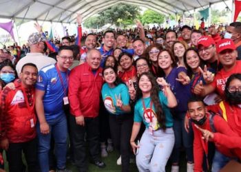 El presidente Nicolás nos ha llamado a la Nueva Etapa de Transición al Socialismo: resistir, renacer y revolucionar –conceptos inherentes a lo que significa ser joven- por ello nuestro papel es fundamental en este cambio de época