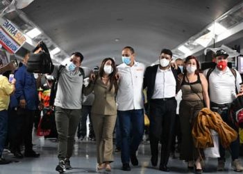 Once de los diecinueve tripulantes del avión venezolano regresaron al país, pero aún permanecen retenidos otros siete mientras la aeronave ha sido “tomada” por el FBI, actuando como policía internacional