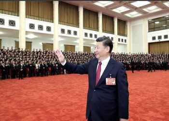 El PCCh en su conjunto debe permanecer fiel al objetivo fundamental de servir de todo corazón al pueblo, aceptando sus críticas y vigilancias, "compartiendo con ellos el mismo aliento y el mismo destino"