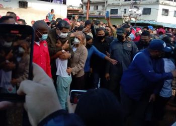 Maduro recorre zonas afectadas de Las Tejerías y garantiza la construcción de nuevas viviendas