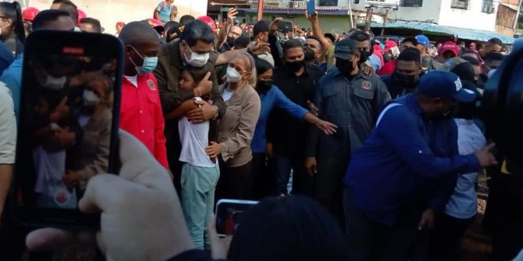 Maduro recorre zonas afectadas de Las Tejerías y garantiza la construcción de nuevas viviendas