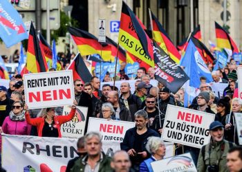 El fantasma de la recesión y tambores de guerra nuclear, avance de la extrema derecha, las dificultades para responder a la crisis energética, los precios disparados, hipotecas al alza, en suma, el impacto de la guerra, que va para largo, “ya está poniendo en jaque a los grandes gobiernos europeos”