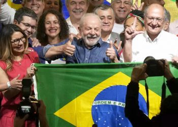 En Sao Paulo, frente a una multitud que lo vitoreaba, retomó los temas principales: dar lugar a un nuevo proceso de industrialización, hacer de Brasil un protagonista internacional, defender la Amazonía de los intereses comerciales, enfrentar el racismo sin tregua, y “reconstruir el alma” del país