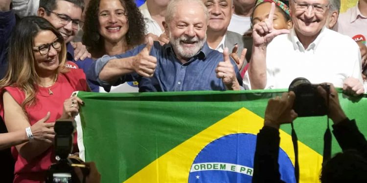 En Sao Paulo, frente a una multitud que lo vitoreaba, retomó los temas principales: dar lugar a un nuevo proceso de industrialización, hacer de Brasil un protagonista internacional, defender la Amazonía de los intereses comerciales, enfrentar el racismo sin tregua, y “reconstruir el alma” del país