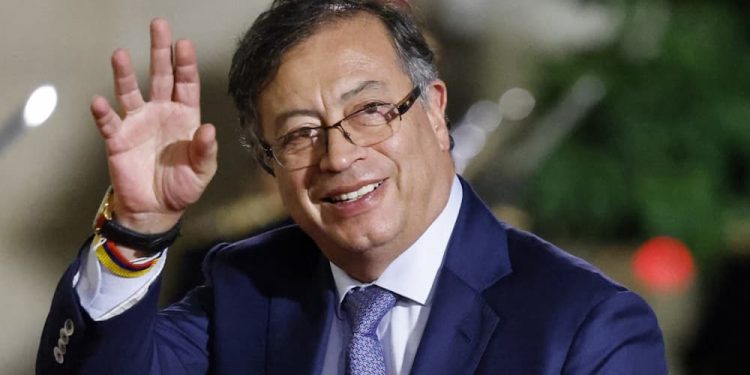 Un foro de periodistas y comunicadores populares instó al gobierno a diseñar una estrategia mediática de manera urgente