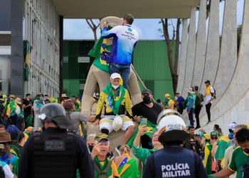 Los seguidores de Bolsonaro simplemente en repliegue, decidieron andar el proceso de golpe suave contra Lula, dentro de un plan que incluyó la salvaje agresión a las sedes institucionales en la Explanada de los Tres Poderes; donde asaltaron las cámaras del Congreso, el Supremo Tribunal Federal y el Palacio de Planalto sede del Poder Ejecutivo