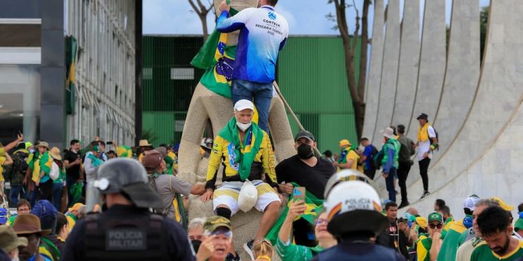 Los seguidores de Bolsonaro simplemente en repliegue, decidieron andar el proceso de golpe suave contra Lula, dentro de un plan que incluyó la salvaje agresión a las sedes institucionales en la Explanada de los Tres Poderes; donde asaltaron las cámaras del Congreso, el Supremo Tribunal Federal y el Palacio de Planalto sede del Poder Ejecutivo