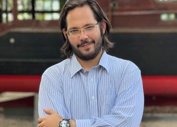 Nuestra gran tarea, para citar una expresión de Fernando Buen Abad, es producir las municiones semióticas necesarias para los procesos de transformación social revolucionaria. Esto implica un análisis de los errores y debilidades a resolver, para luchar contra la hegemonía cultural del capitalismo, contra el colonialismo de las mentes, y transformar estas municiones semióticas en armas comunes, al alcance de todas las fuerzas revolucionarias y progresistas