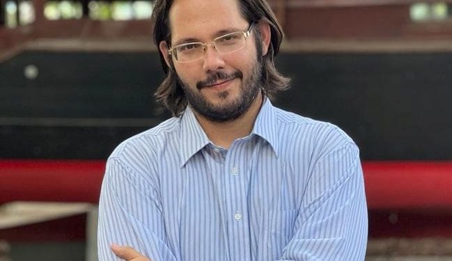 Nuestra gran tarea, para citar una expresión de Fernando Buen Abad, es producir las municiones semióticas necesarias para los procesos de transformación social revolucionaria. Esto implica un análisis de los errores y debilidades a resolver, para luchar contra la hegemonía cultural del capitalismo, contra el colonialismo de las mentes, y transformar estas municiones semióticas en armas comunes, al alcance de todas las fuerzas revolucionarias y progresistas