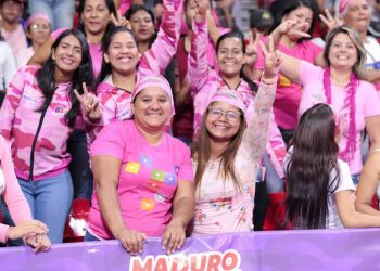 Sonrisas y banderas por la Revolución Feminista
