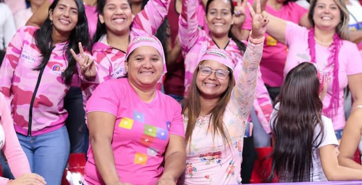 Sonrisas y banderas por la Revolución Feminista
