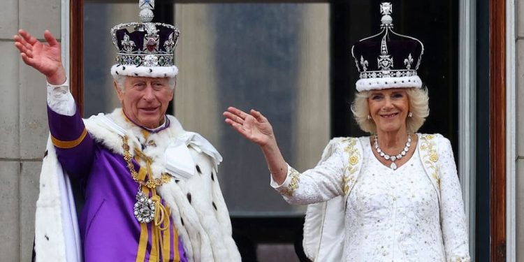 La coronación: acontecimiento geopolítico-farandulero