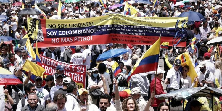 La escalada contra Petro