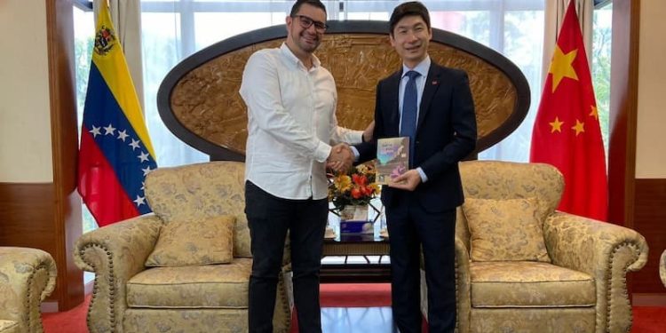 Periódico Cuatro F crece hacia China