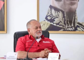Primer Vicepresidente del Partido Socialista Unido de Venezuela Diosdado Cabello Foto Con el Mazo Dando