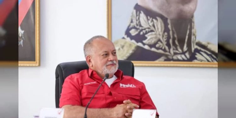 Primer Vicepresidente del Partido Socialista Unido de Venezuela Diosdado Cabello Foto Con el Mazo Dando