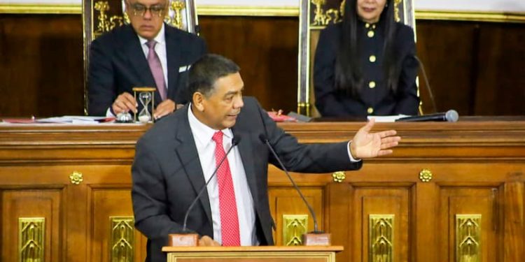 “Venezuela está bajo ataque” 1 “Venezuela está viviendo con el 10% de los recursos en divisas que tenía hace ocho años, apuntó, agregando que a esto se debe la dramática reducción del presupuesto público, derrumbe de la moneda, hiperinflación, estrangulamiento del salario, y del ingreso de los trabajadores”