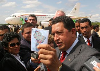 El huracán Chávez cumple un año más y lleva su viento alrededor del mundo